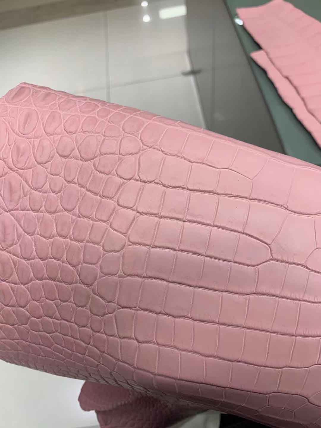 湾鳄裸粉色
